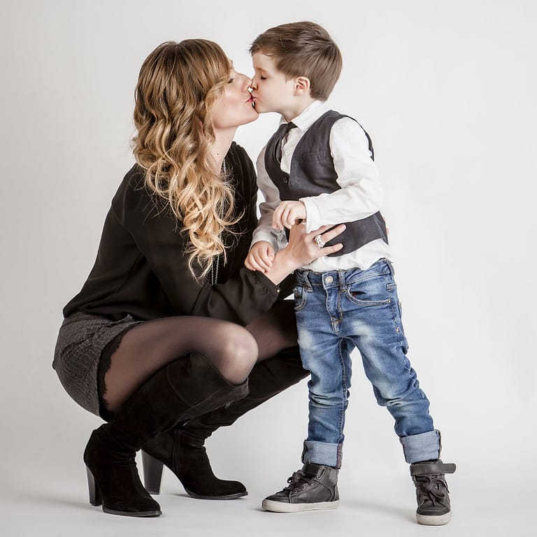 El peque besa a mama. Fotografía de familia en el estudio de Juan Segovia, fotógrafo en Tarragona